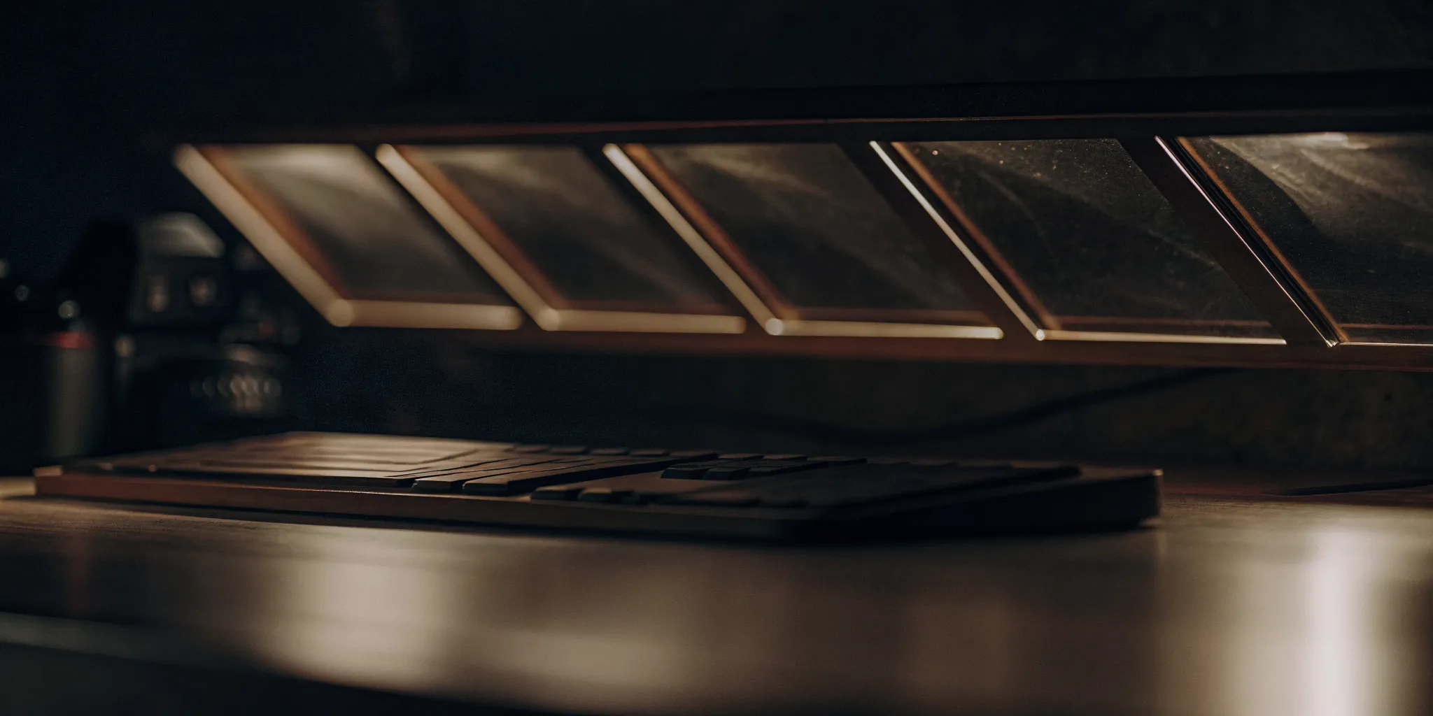 Contact center agent's desk with a keyboard for using knowledge base software.
