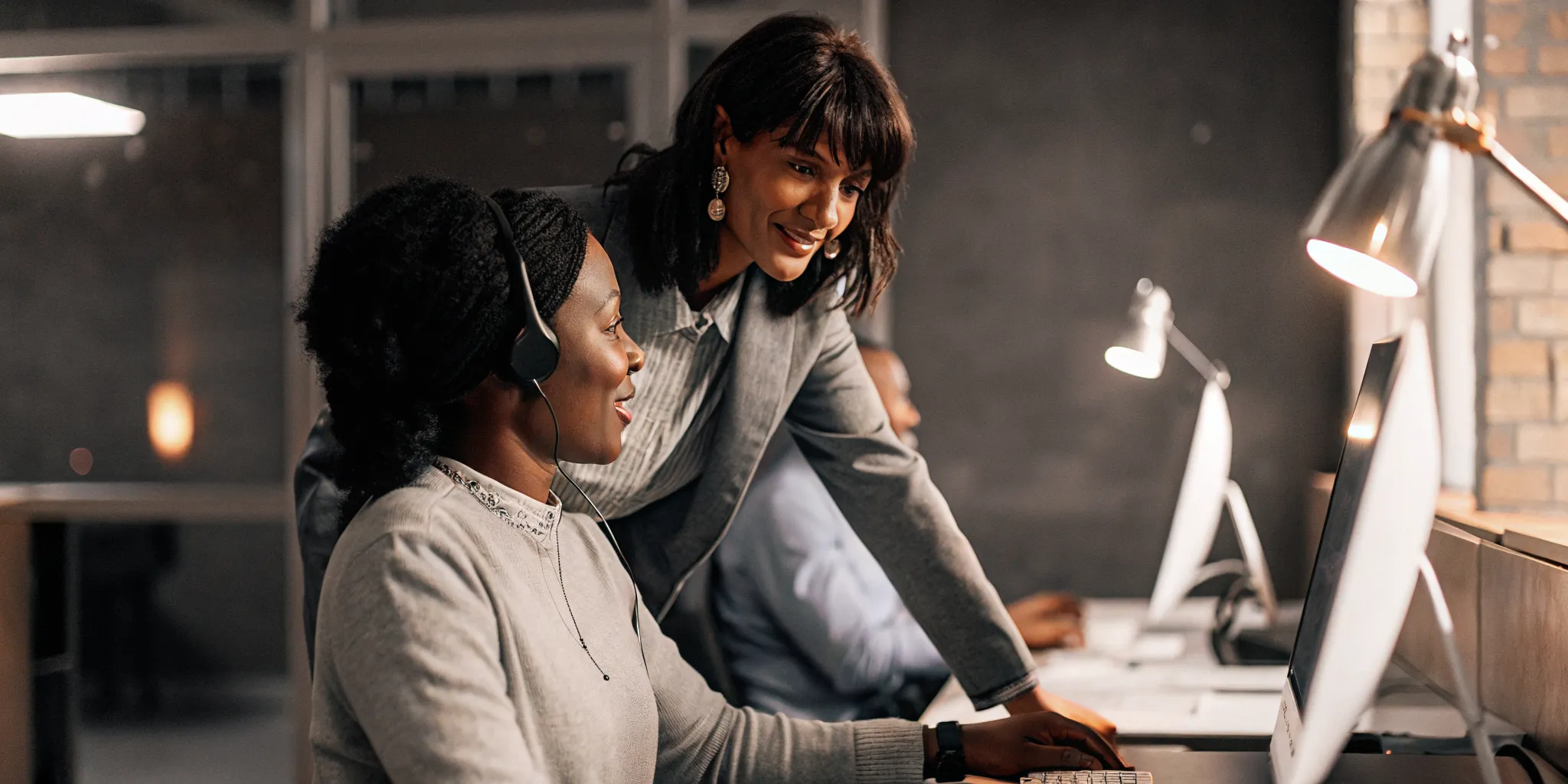 Contact center team leader mentoring an agent on their career development path