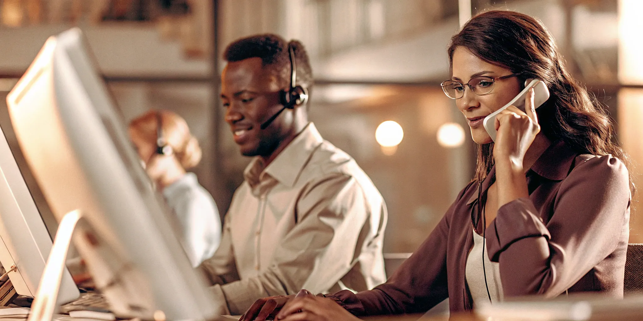 Contact center agents using an LMS on their computers to improve performance.