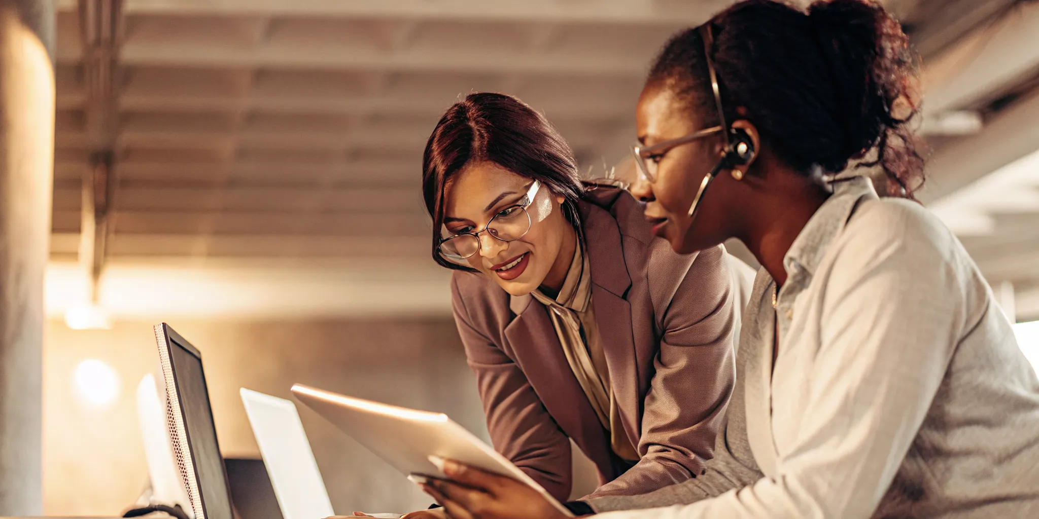 Supervisor and employee reviewing a contact center performance improvement plan