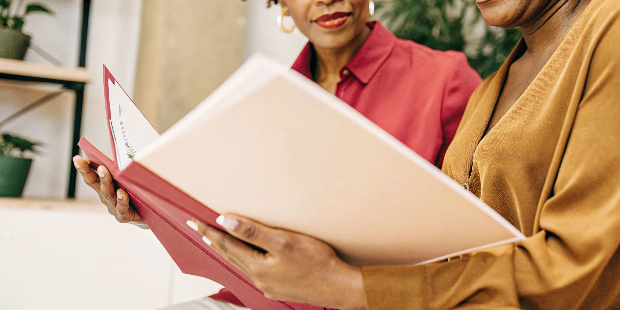 Washington HR manager and benefits advisor reviewing SPD requirements