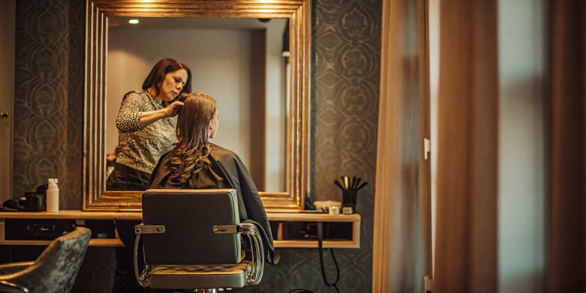 Independent hairstylist preparing a private suite for a smooth client transition