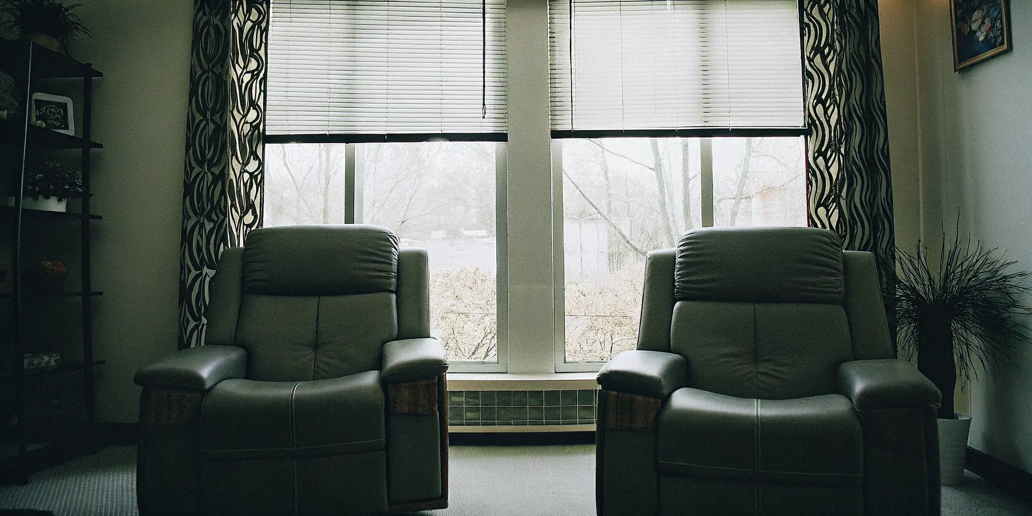Calm therapy office for discussing Korean-speaking therapy options in Virginia