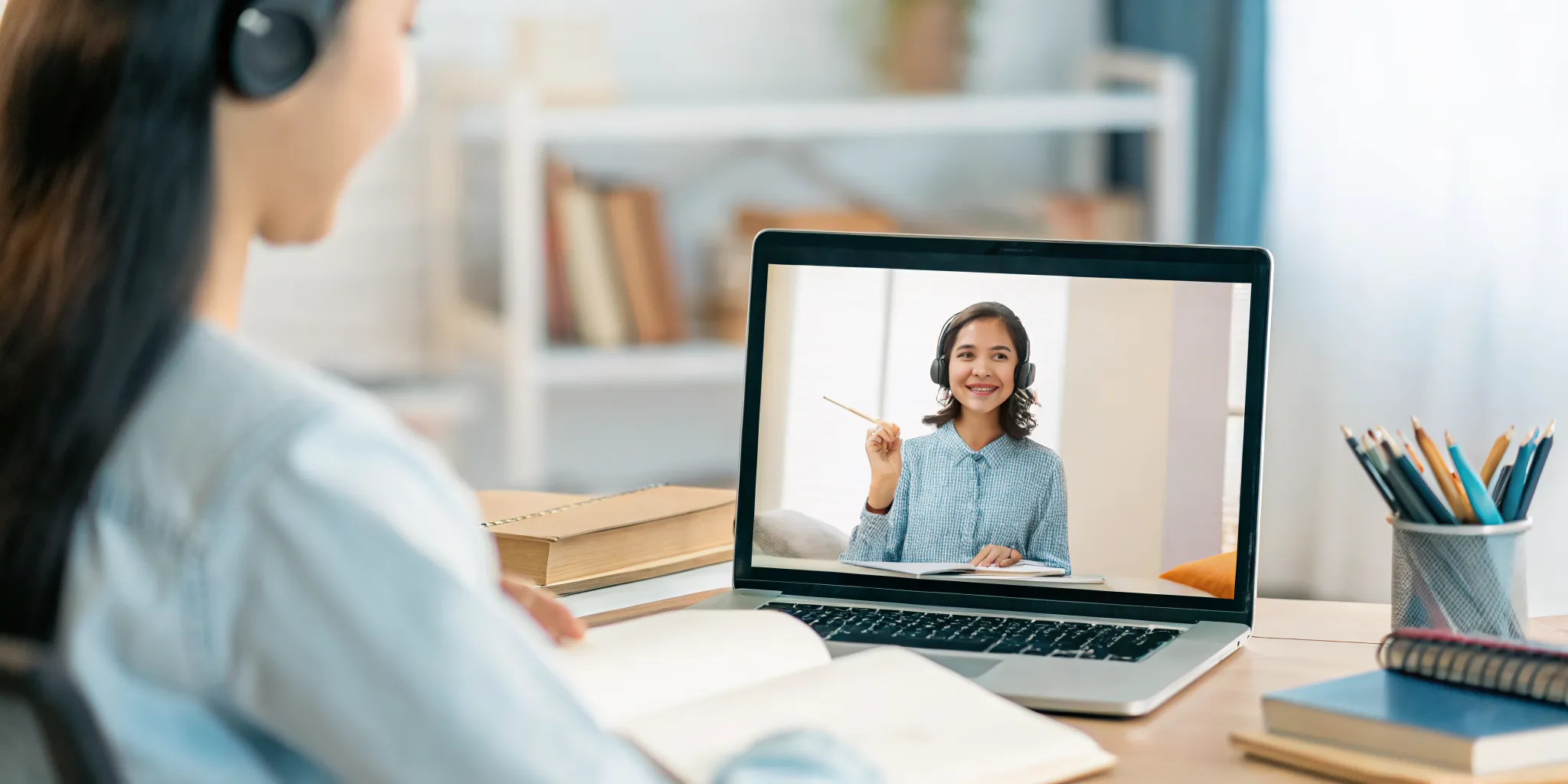 Student participating in a live bilingual online school class