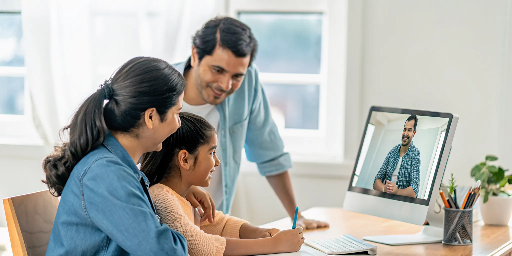 Familia acompañando a una estudiante durante una clase virtual bilingüe