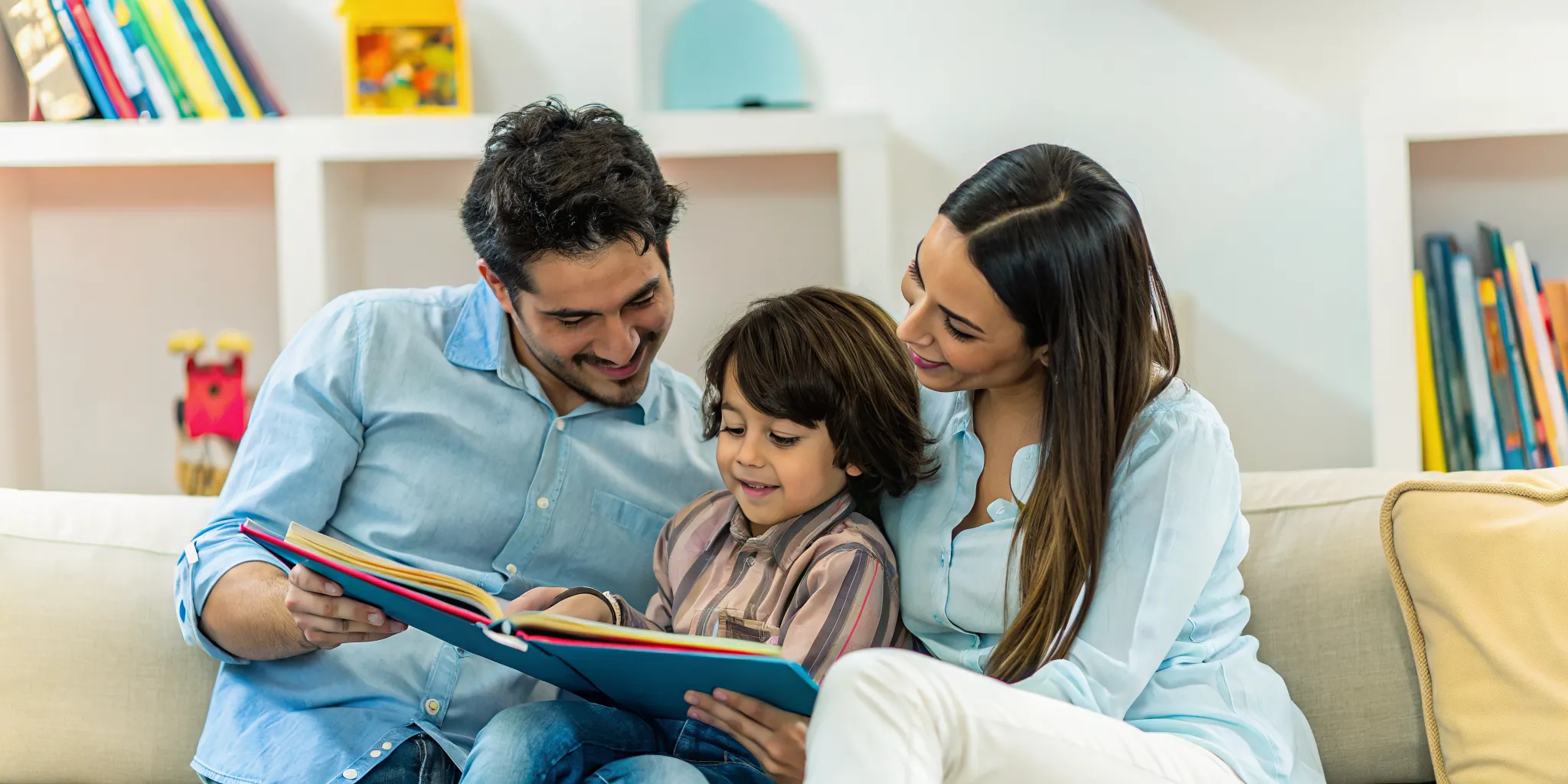 Parent and child reading together to maintain Spanish at home
