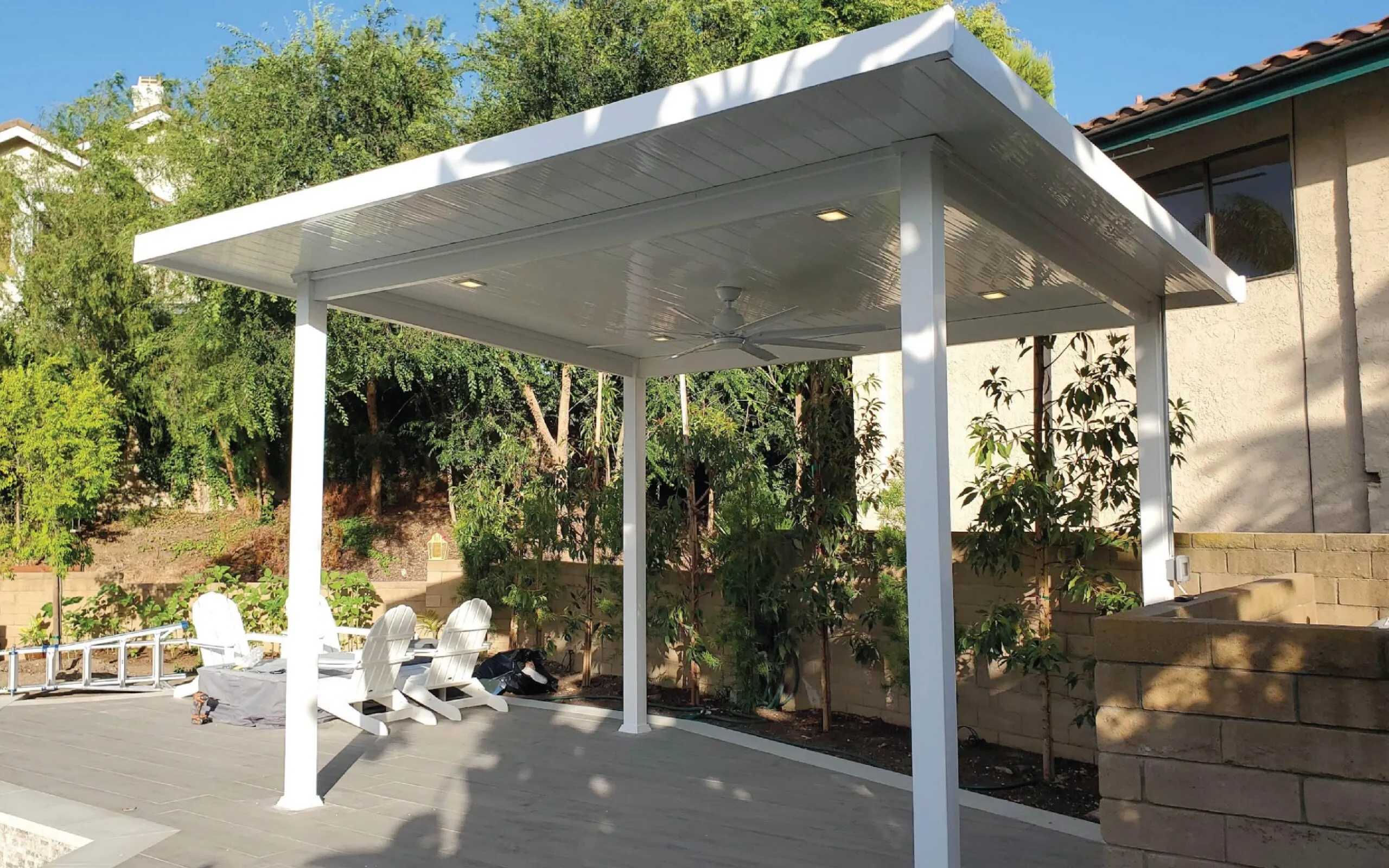 Pergola vs Patio Cover: Which Shade Fits Your Yard? 2 Aluminum patio cover shading a modern Southern California outdoor seating area