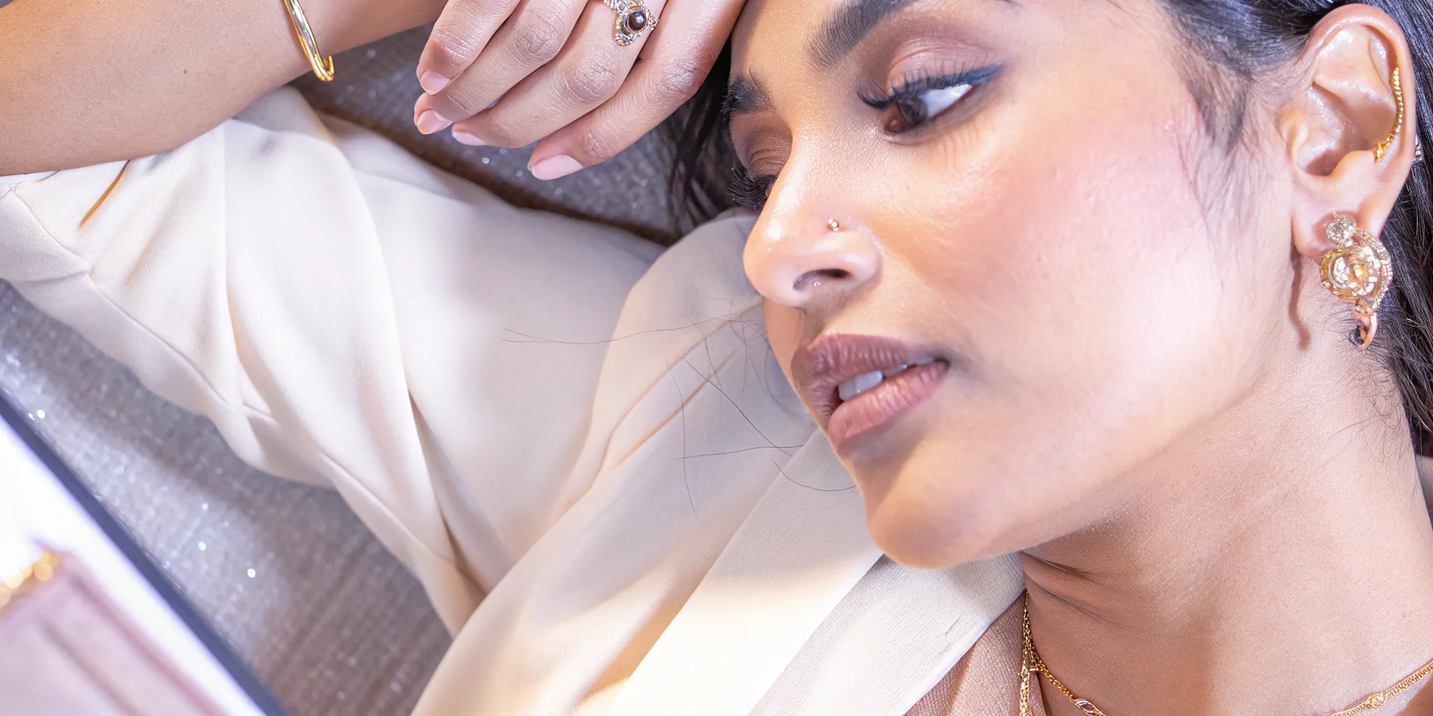 Gold and silver jewelry used to compare skin undertone clues