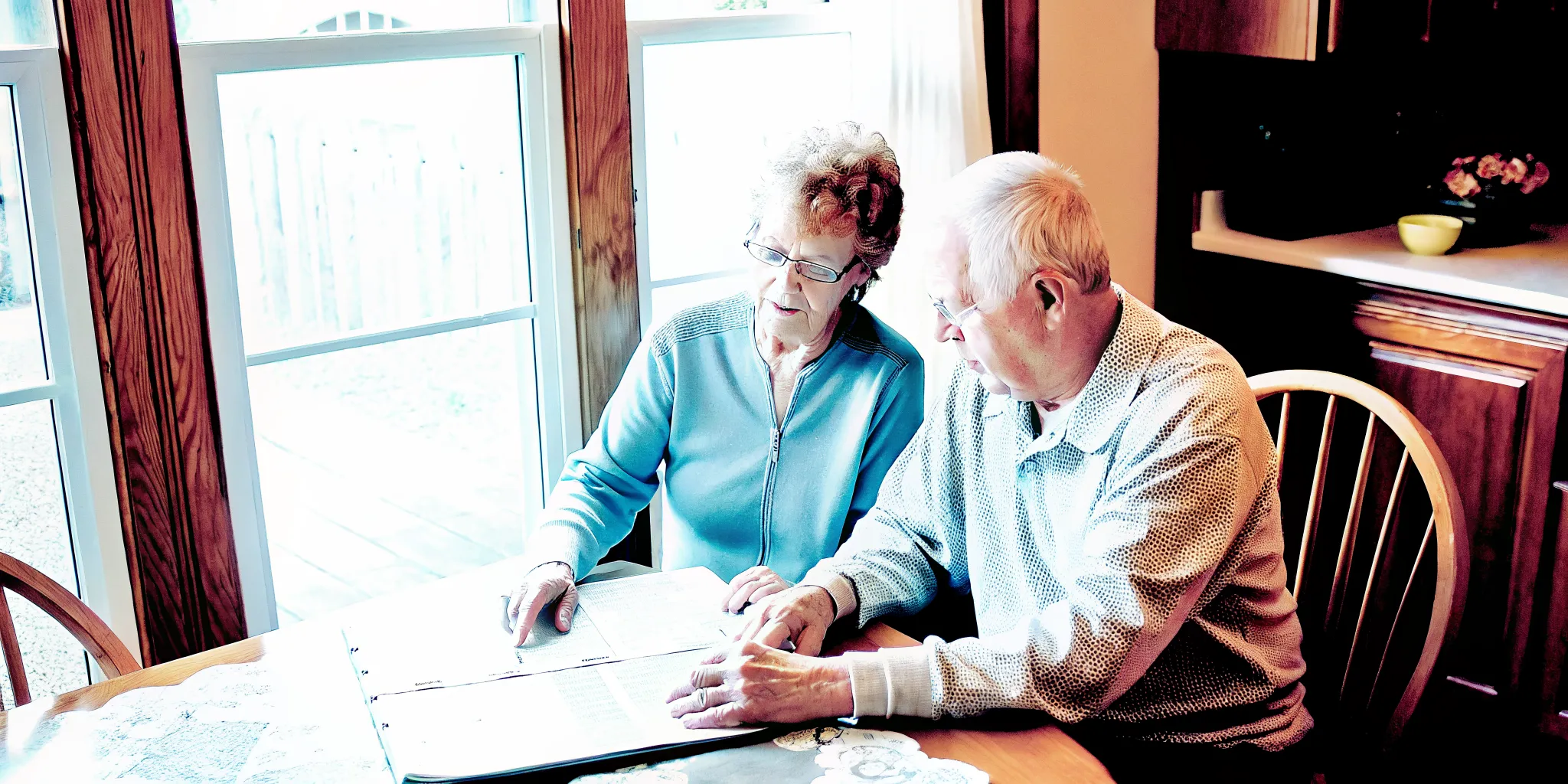 Retired couple planning a Medicare enrollment timeline