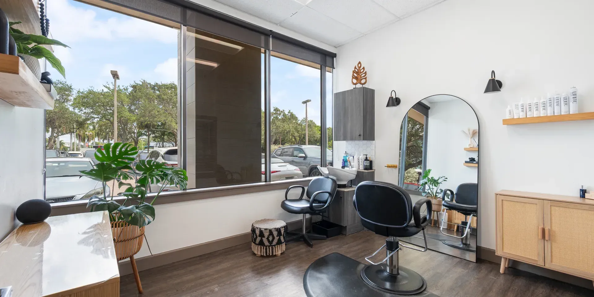 Salon suite interior illustrating where to invest money to get good returns through a semi-absentee business