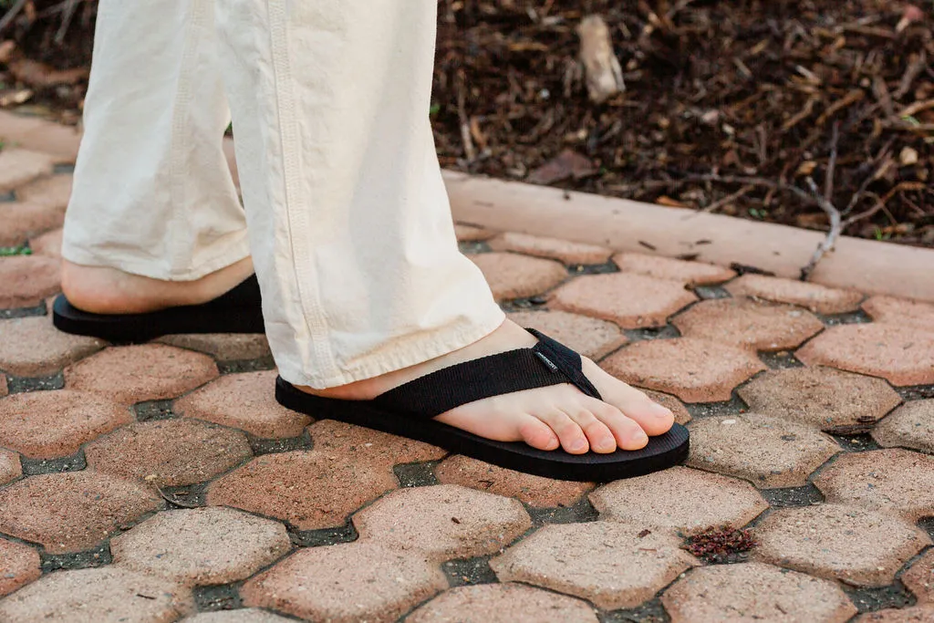 Harmony 783 conductive grounding sandal in black for athletic training and recovery
