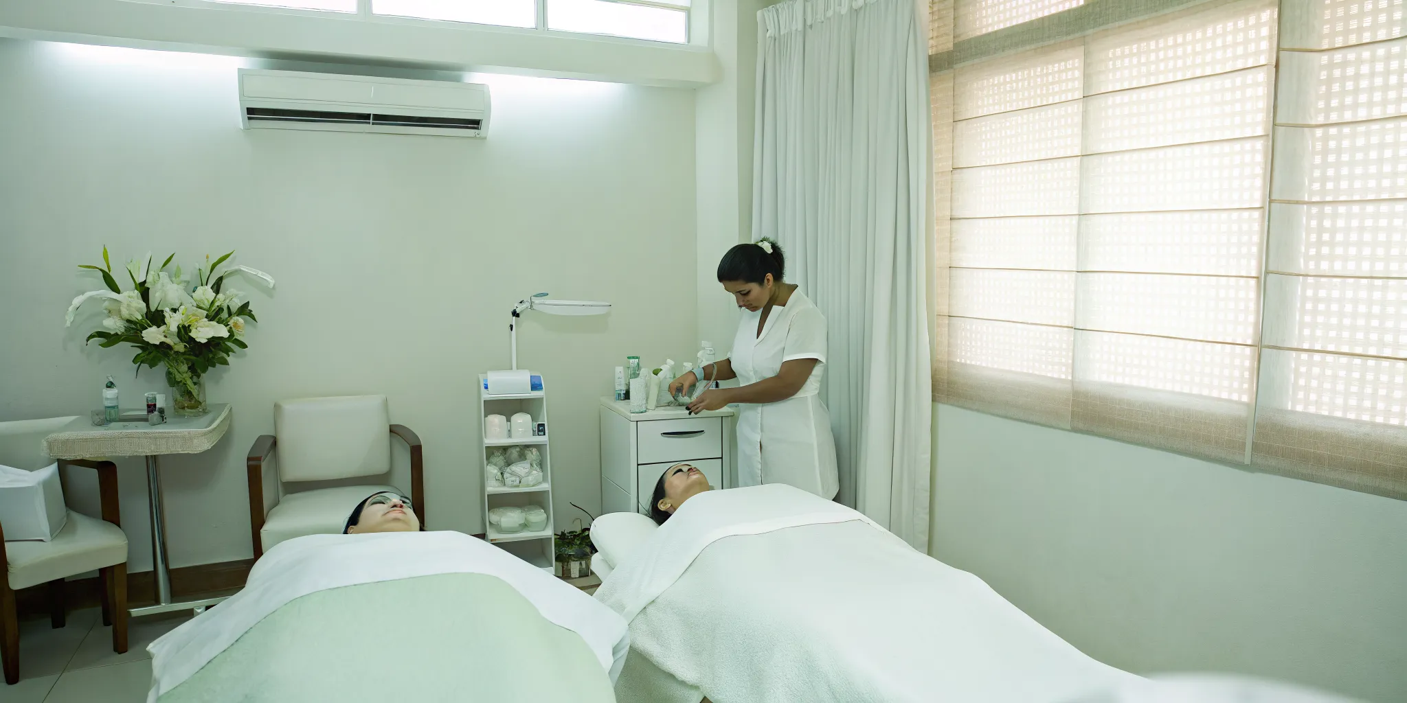 Microneedling in summer aftercare products prepared in a treatment room