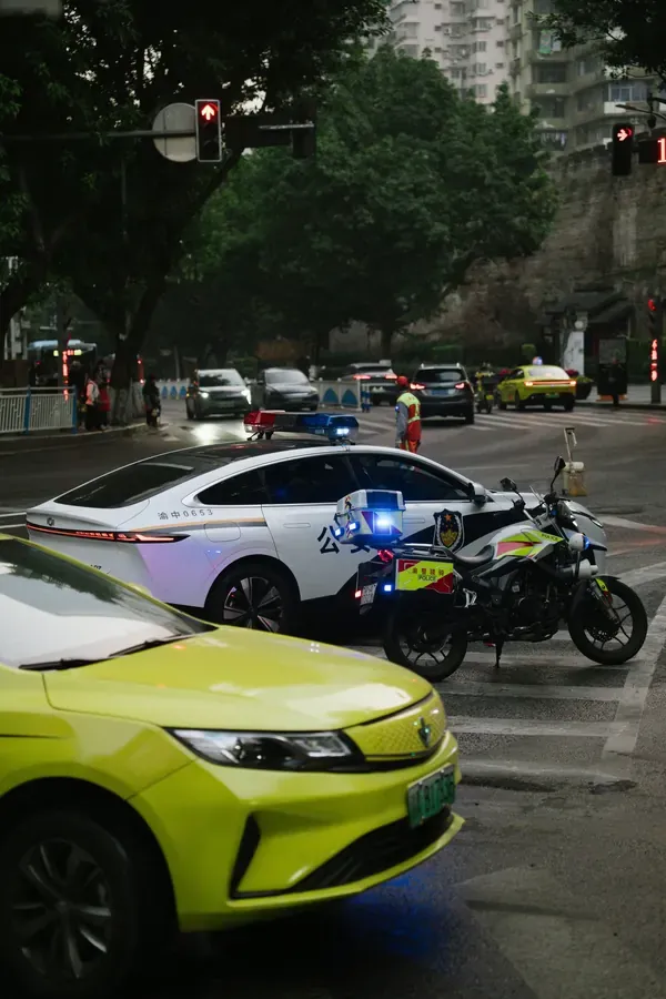 Police vehicles and traffic at an urban accident scene