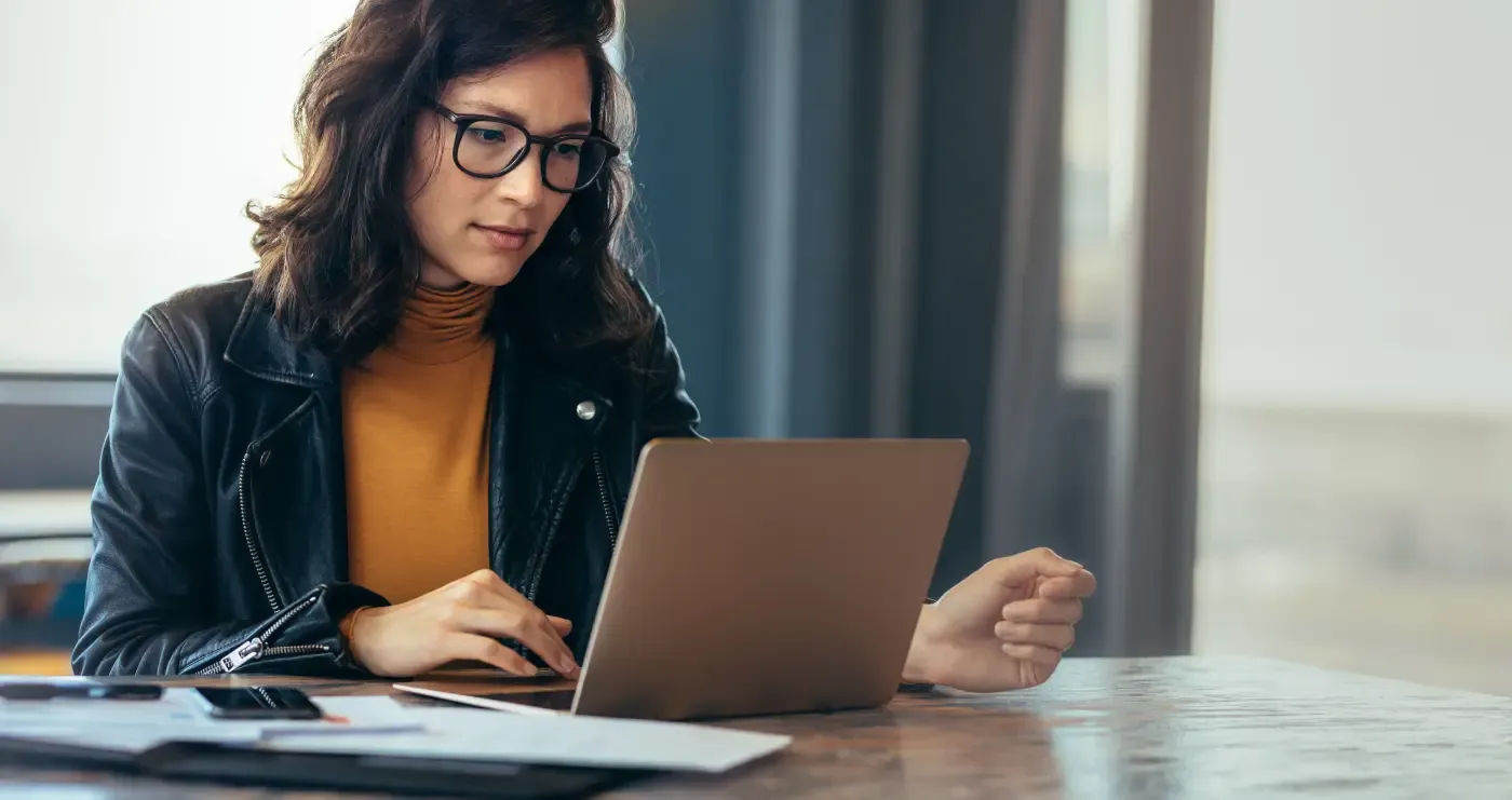 Consulting leaders comparing invoice financing options