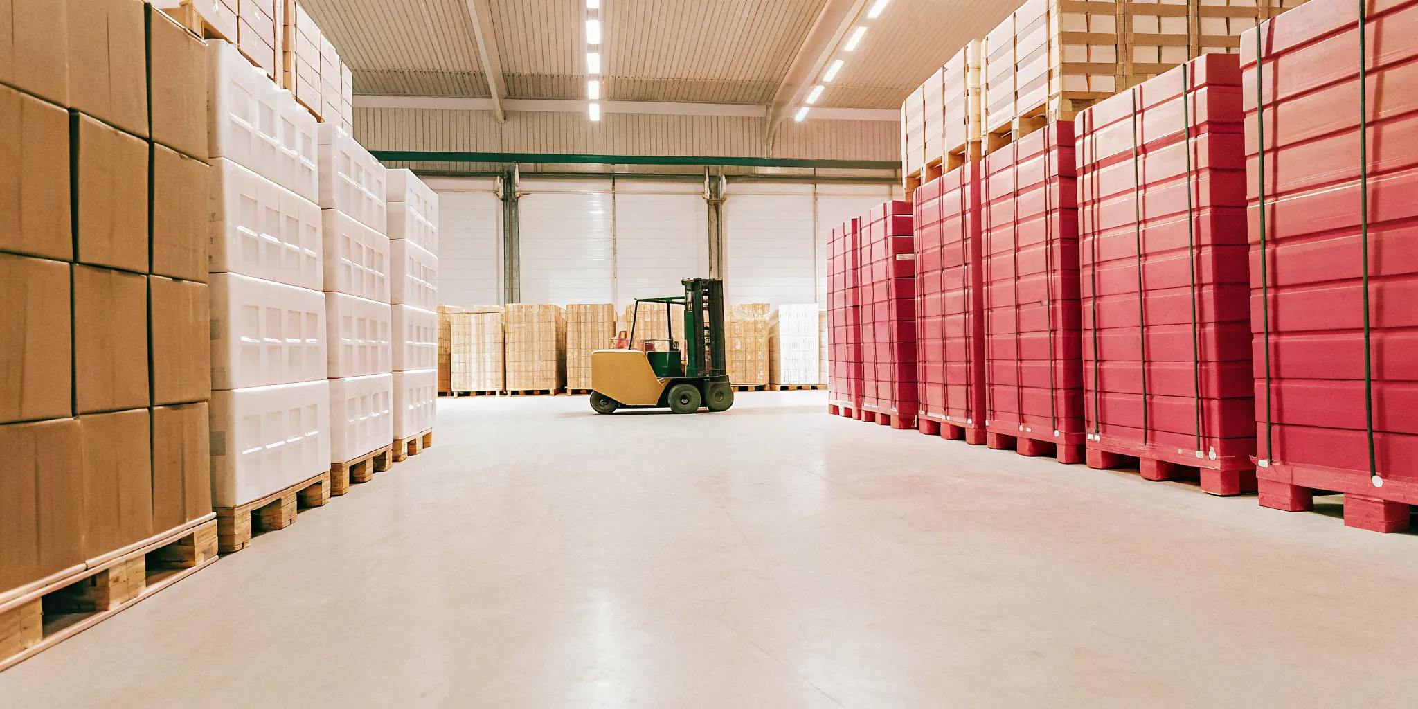 Warehouse cross-docking operation with palletized freight supporting manufacturer 3PL fulfillment