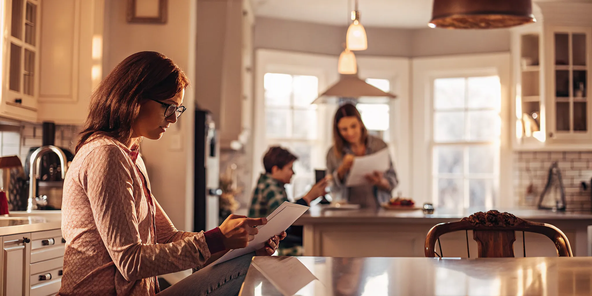 Homeowner comparing HELOC draw flexibility with a home equity loan lump sum on Visbl