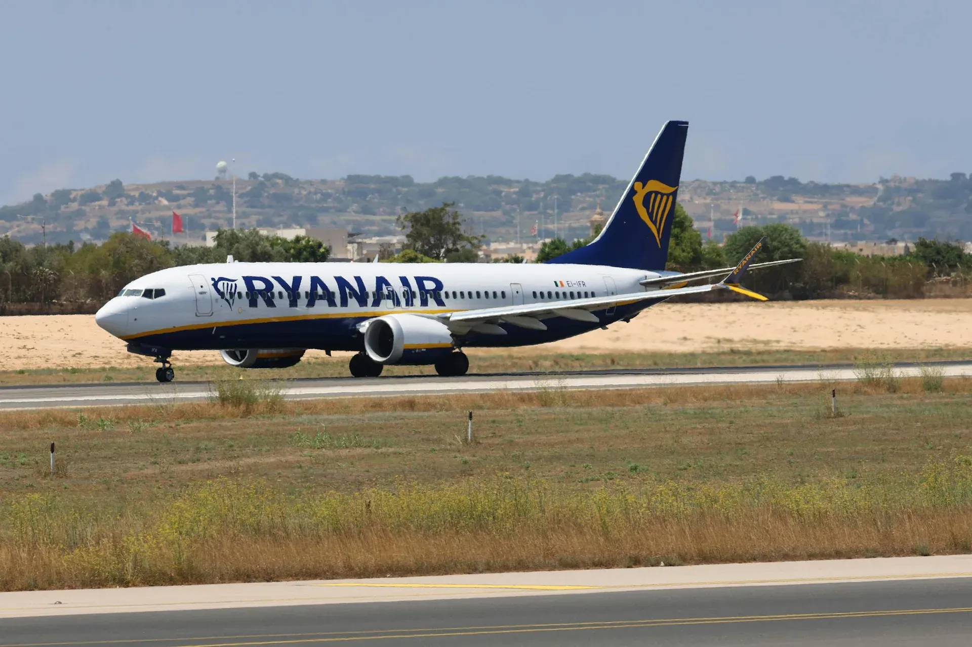 Real Boeing 737-800 aircraft on a runway for Boeing 737 type rating cost comparison
