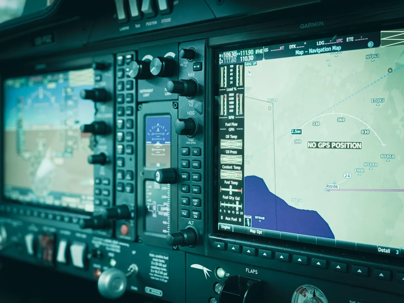 Flight deck displays used to connect systems knowledge with cockpit decisions during pilot training
