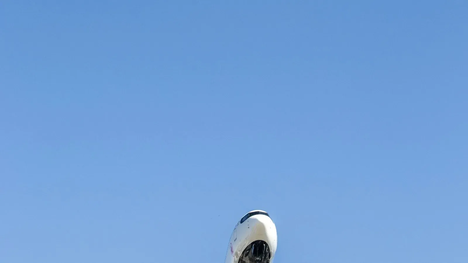 Boeing 737 aircraft in flight for an article about FAA type rating requirements